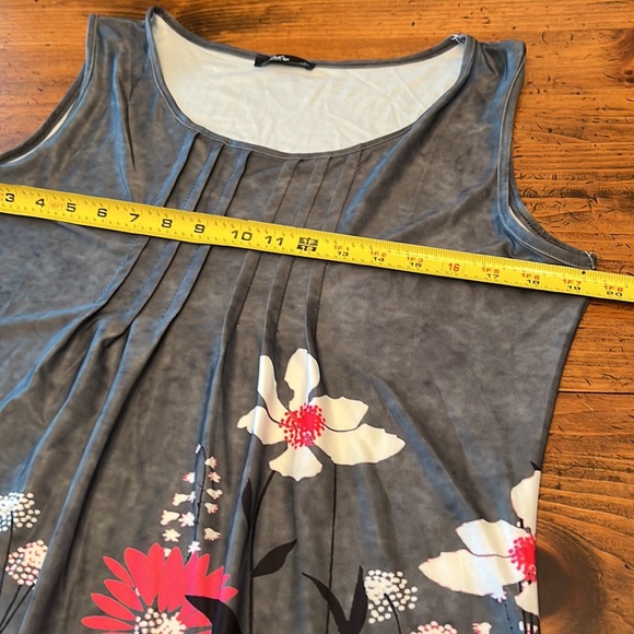 Lily Sleeveless Tunic Gray with Pink & White Flowers Size Large - Picture 8 of 8